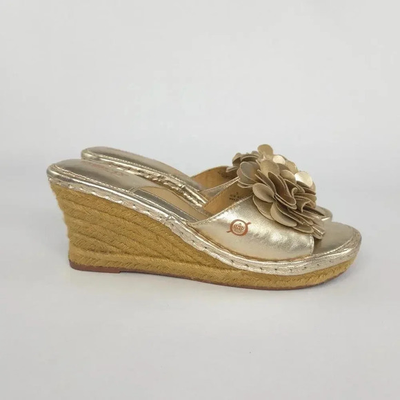 Born Wedgie Metallic Gold Sandals Leather 3D Flower Applique sz 9 - Picture 1 of 8